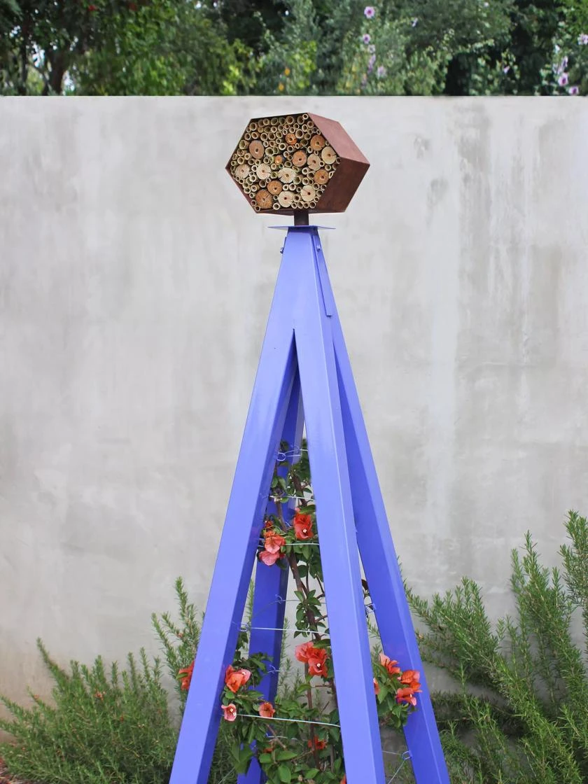 Bee Bungalow + Akoris Garden Tuteur Sr. - Image 8